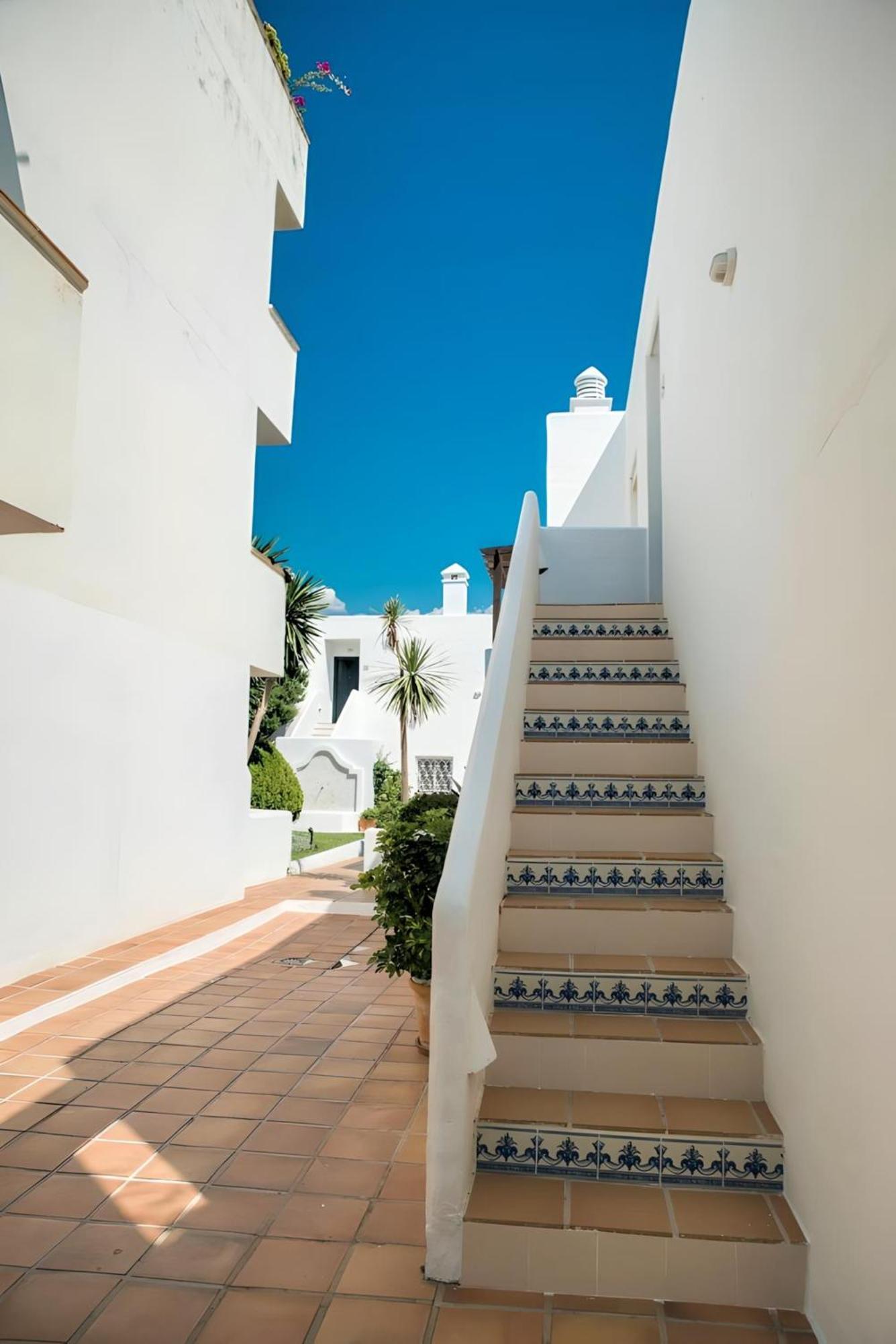 Gorgeous 2Br Apt. W/ Mountain View Puerto Banus Marbella Eksteriør billede